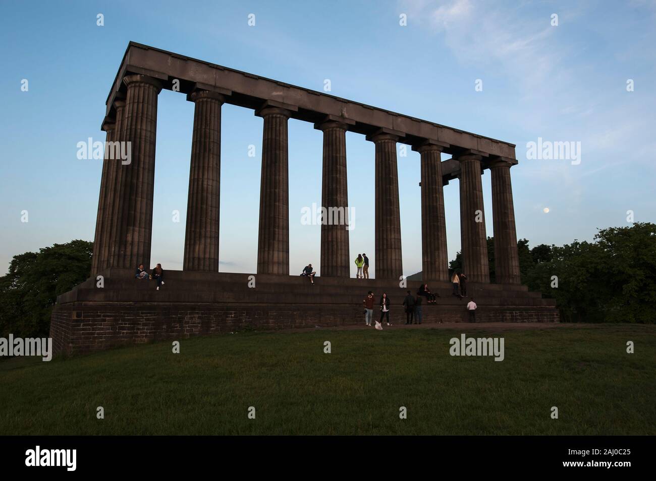 Edimburgo, SCOZIA - 18 GIUGNO 2016 - Monumento nazionale della Scozia in Silhouette on Calton Hill, Edimburgo, Scozia Foto Stock