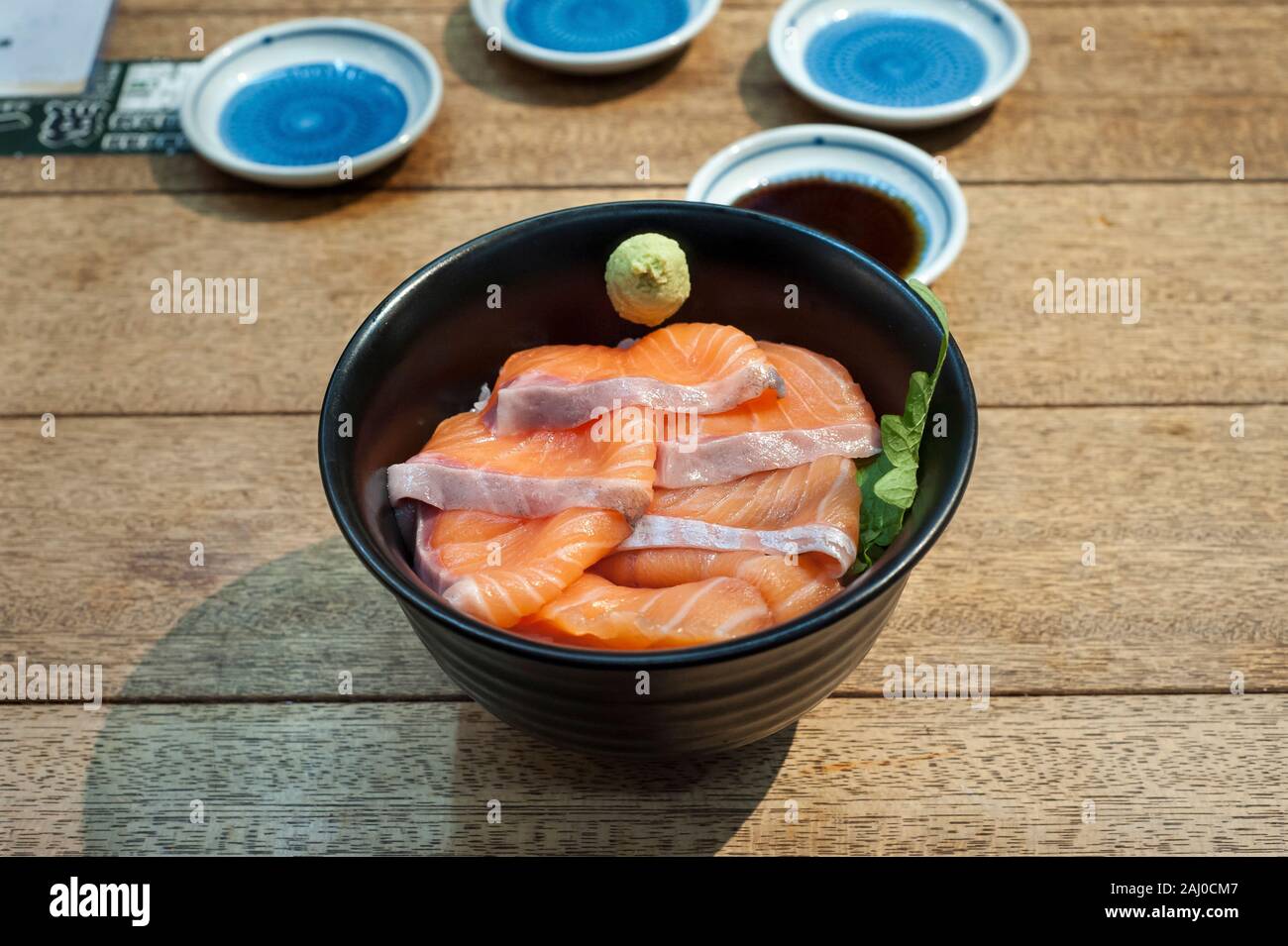 Sashimi di salmone ciotola con wasabi, Giappone Foto Stock