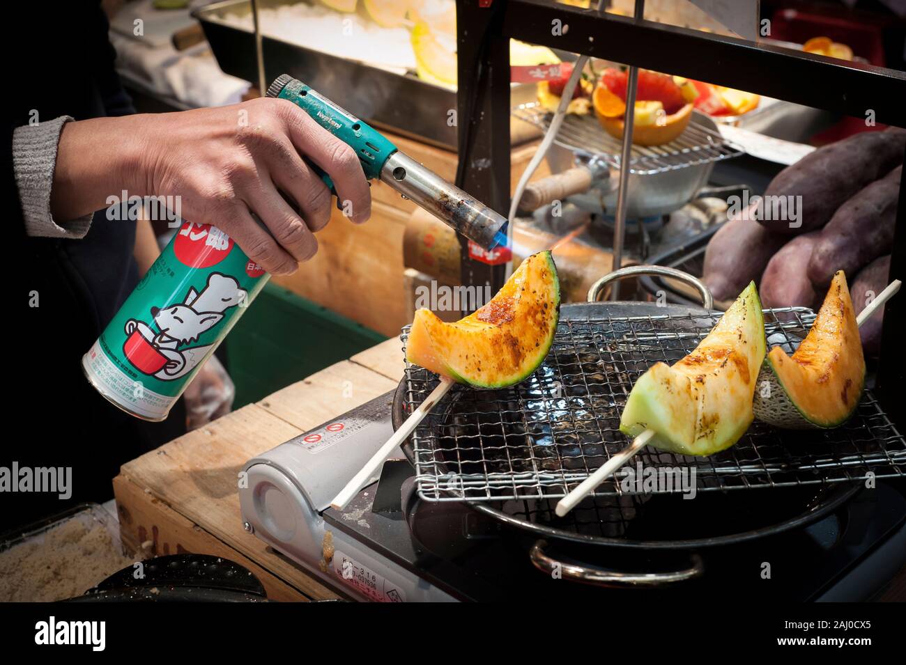 OSAKA, Giappone - 25 nov 2017 - le capesante alla griglia a Kuromon Ichiba Mercato in Osaka, Giappone Foto Stock