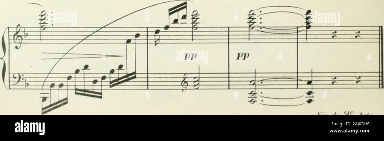 La carmélite; comédie musicale en quatre Actes et cinq tableaux Poëme de Catulle Mendès . liii ilii i;i Ailr. ACTE III. 24H i. Tableau. 4. Tableau. Une salle dans rnppnriemeiil des Dames et Demoiselles. Au fiivd, une très vasta parte, entre deux croisées. Un qnuiliv et à droite des portes régulièrement inégales, qui sont celles des dames demoiselles ou.Louise luge à droite; sn porte est au premier piano; la Marquise loge à gnuclie; sa porte est au secondo piano. Sur h dernni du tliiôlre, à droite, une table à jeu; una gauche, une table avec des Miroirs,des finciius, ecc ecc.. Modère, avec onu |)UE Foto Stock