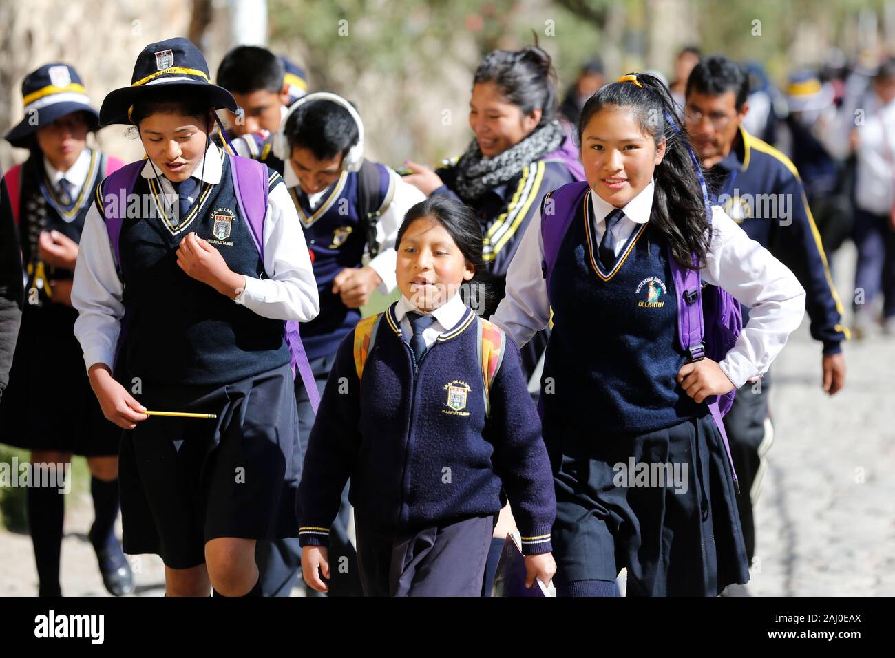 La scuola dei bambini in uniforme, Perù, regione delle Ande Foto Stock