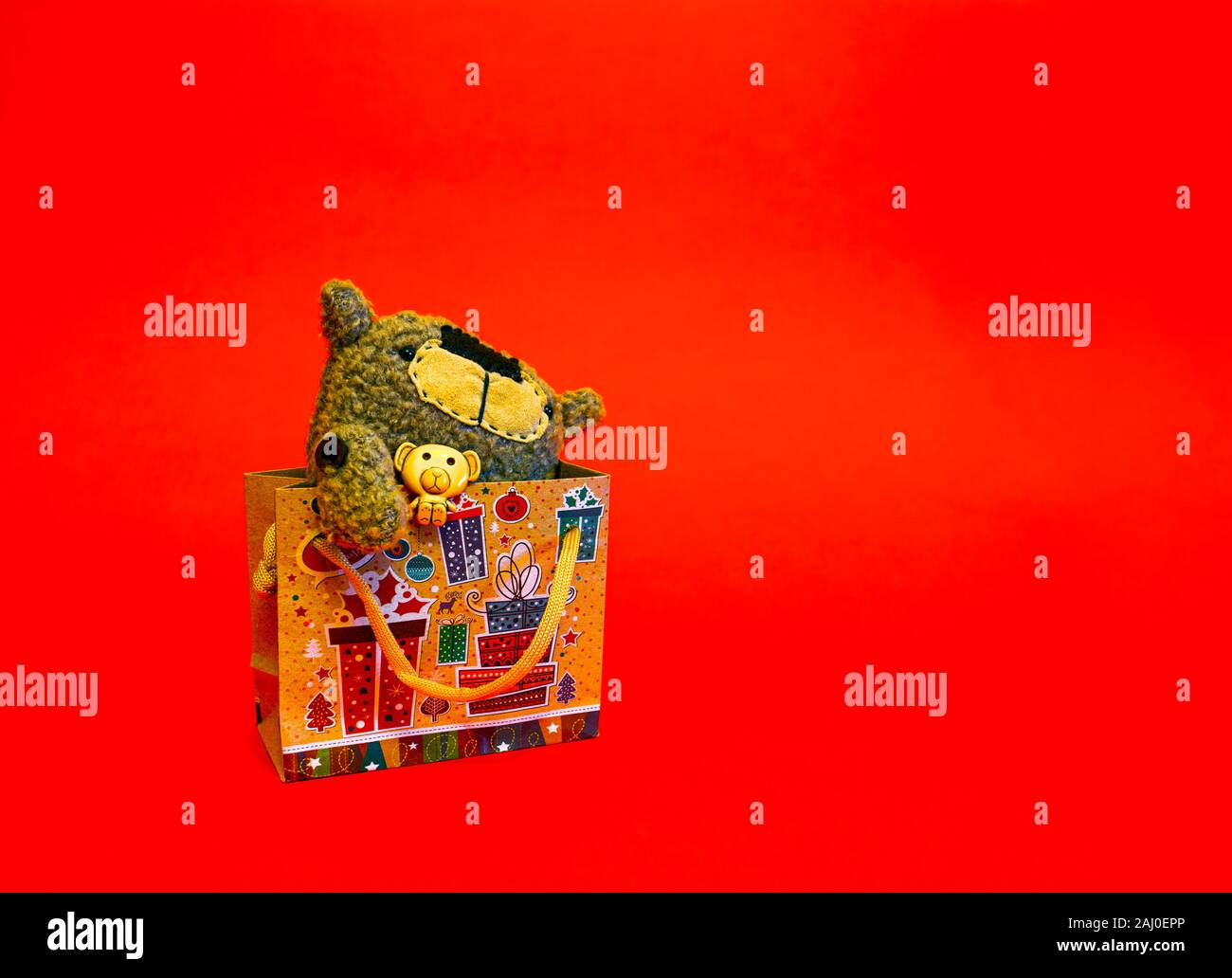 Regalo per il giorno di San Valentino. Regalo di natale. Toy in festa il confezionamento su uno sfondo luminoso. Posto per il testo. Foto Stock