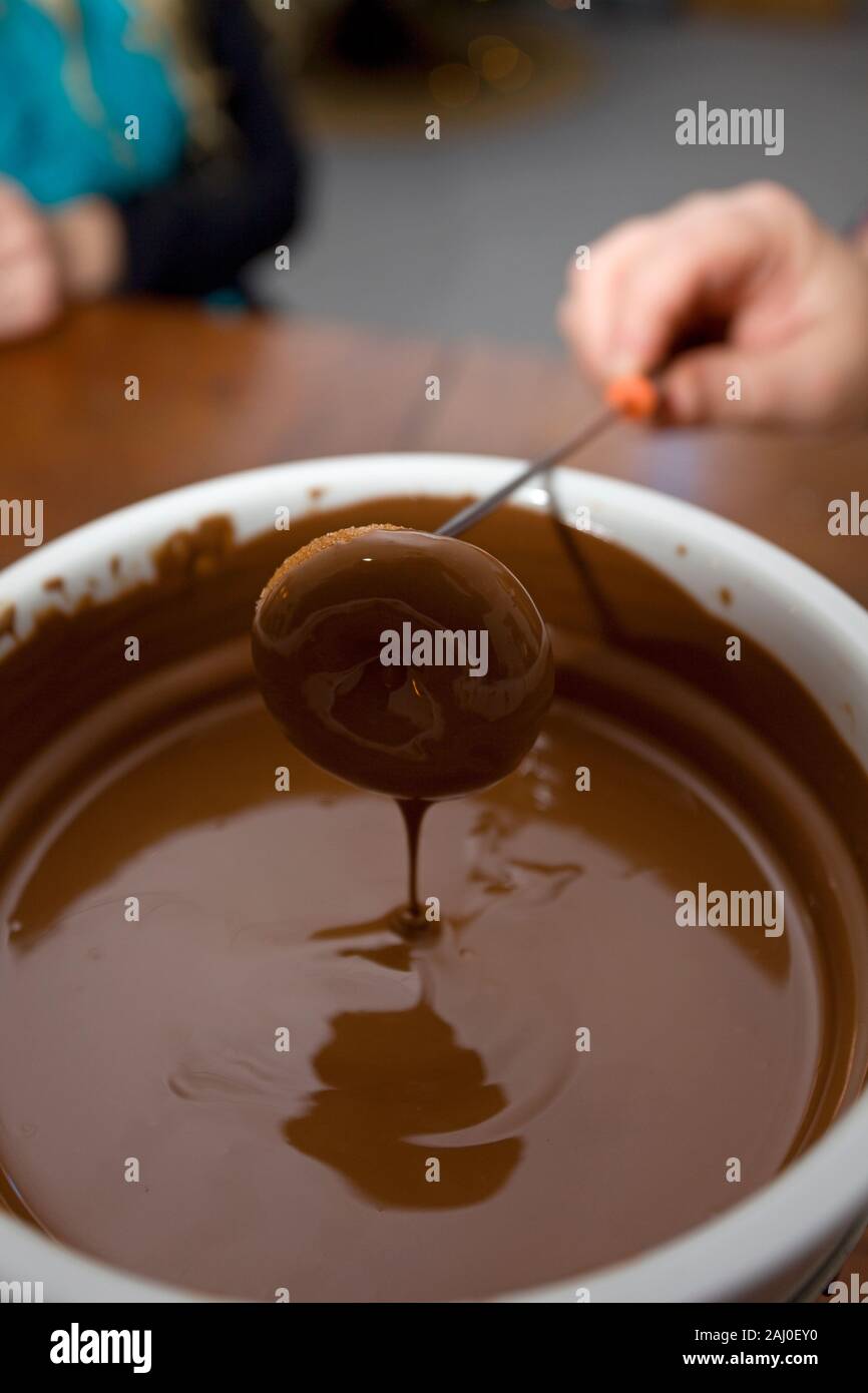 Ciambella in Fonduta di cioccolato Foto Stock