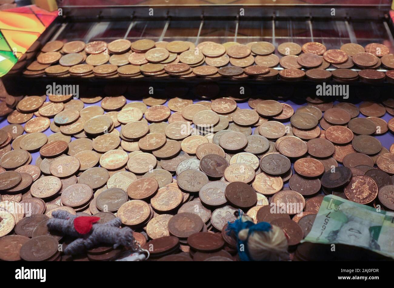 Monete inglesi in un gioco arcade in una fiera itinerante nel 2018. Foto Stock