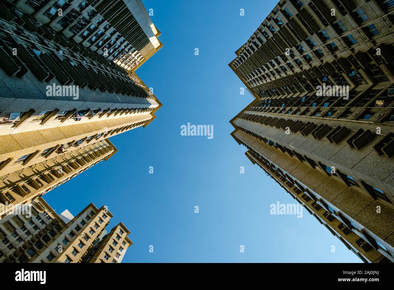 Cercando su alti edifici di appartamenti - grattacielo e cielo blu - Foto Stock