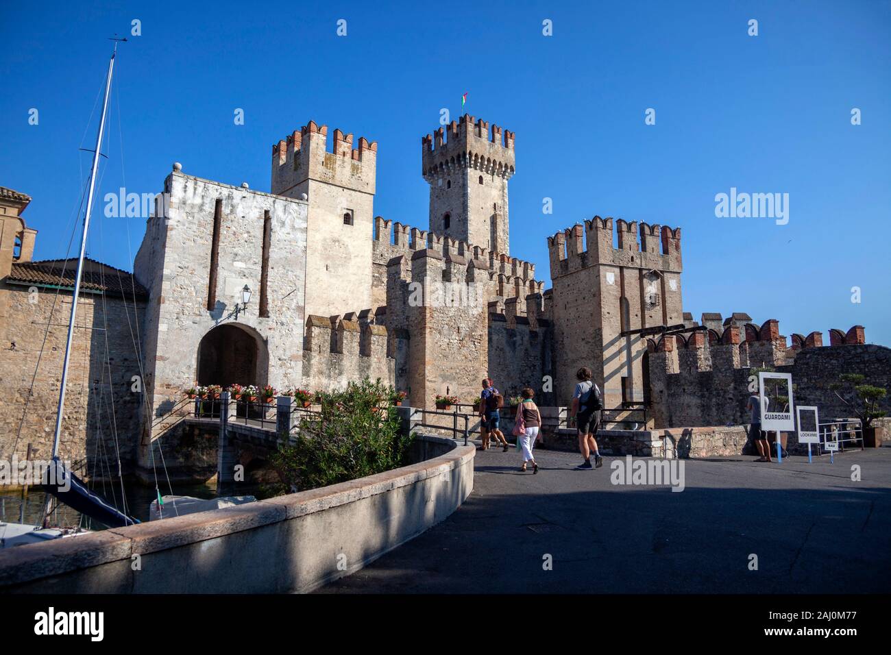 Vecchia città italiana a Sirmione sul lago di Garda Foto Stock