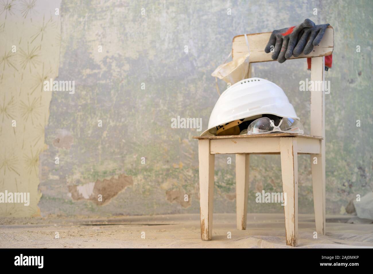 5sedia con equipaggiamento protettivo su di esso, pronto per la ristrutturazione Foto Stock