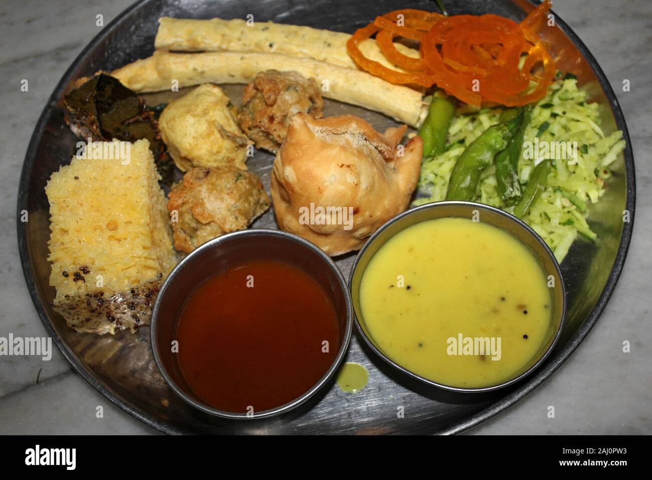 Guajarati tradizionale prima colazione di Fafda, Gathiya, Jalebi, Pakoda, Khaman Dhokla ecc. Foto Stock