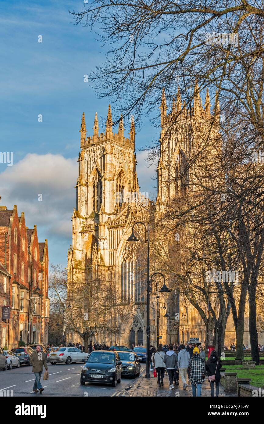 Inghilterra York Minster torri in inverno il sole Foto Stock