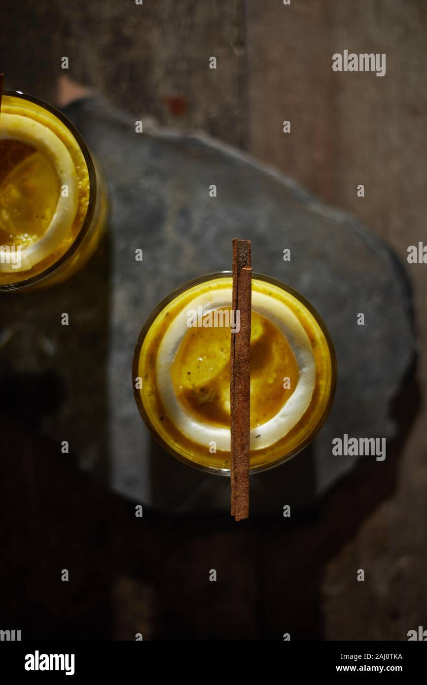 Cocktail tropicale con il frutto della passione. Foto Stock