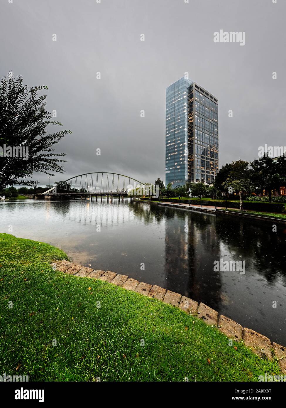 Il Woodlands TX USA - 19/09/2019 - edificio alto e Ponte da acqua Foto Stock