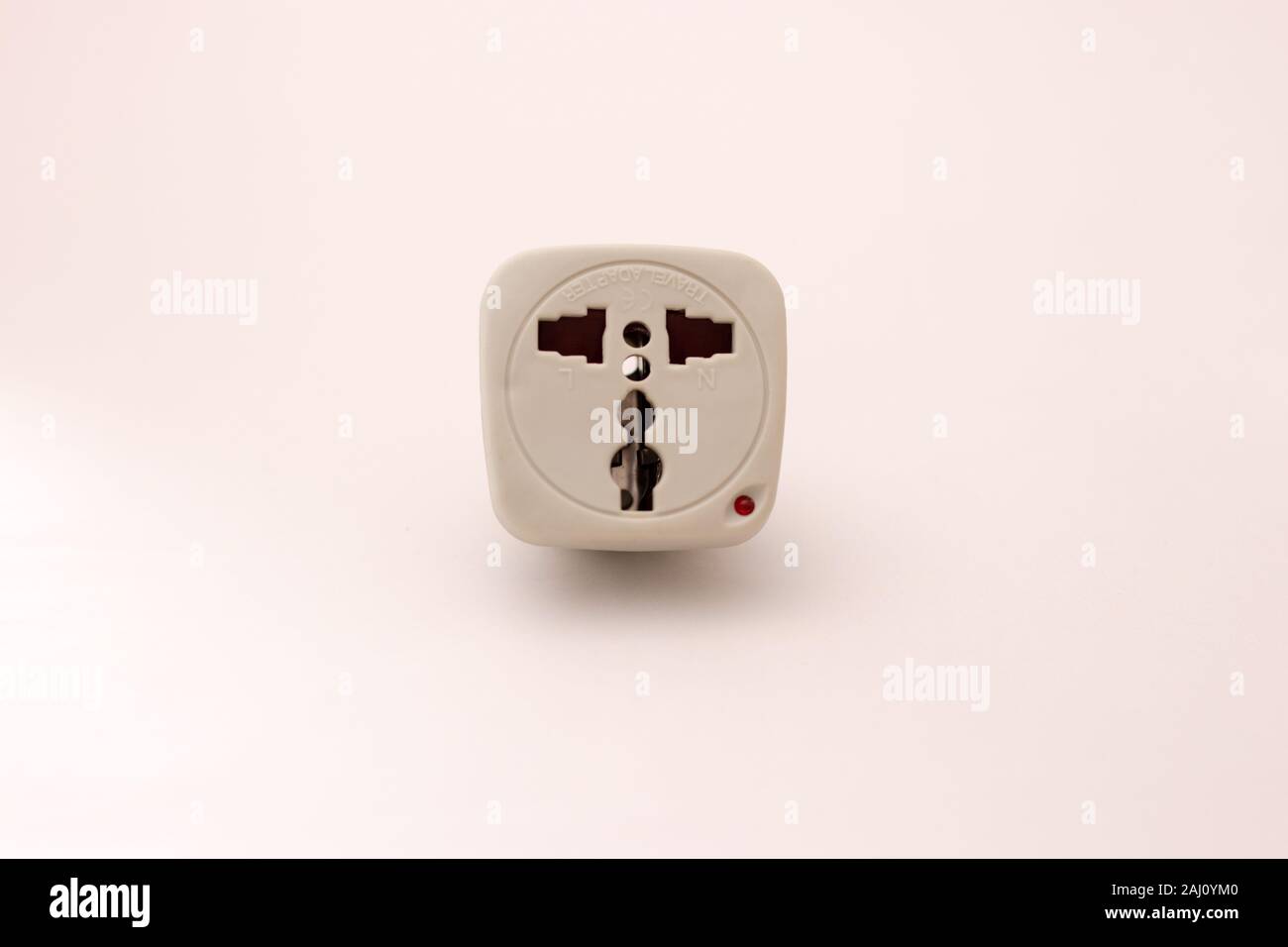 Adattatore universale da viaggio in tutto il mondo a parete alimentazione AC adattatore per USA EU UK AUS isolati su sfondo bianco Foto Stock
