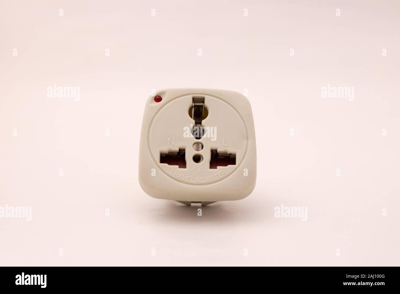 Adattatore universale da viaggio in tutto il mondo a parete alimentazione AC adattatore per USA EU UK AUS isolati su sfondo bianco Foto Stock