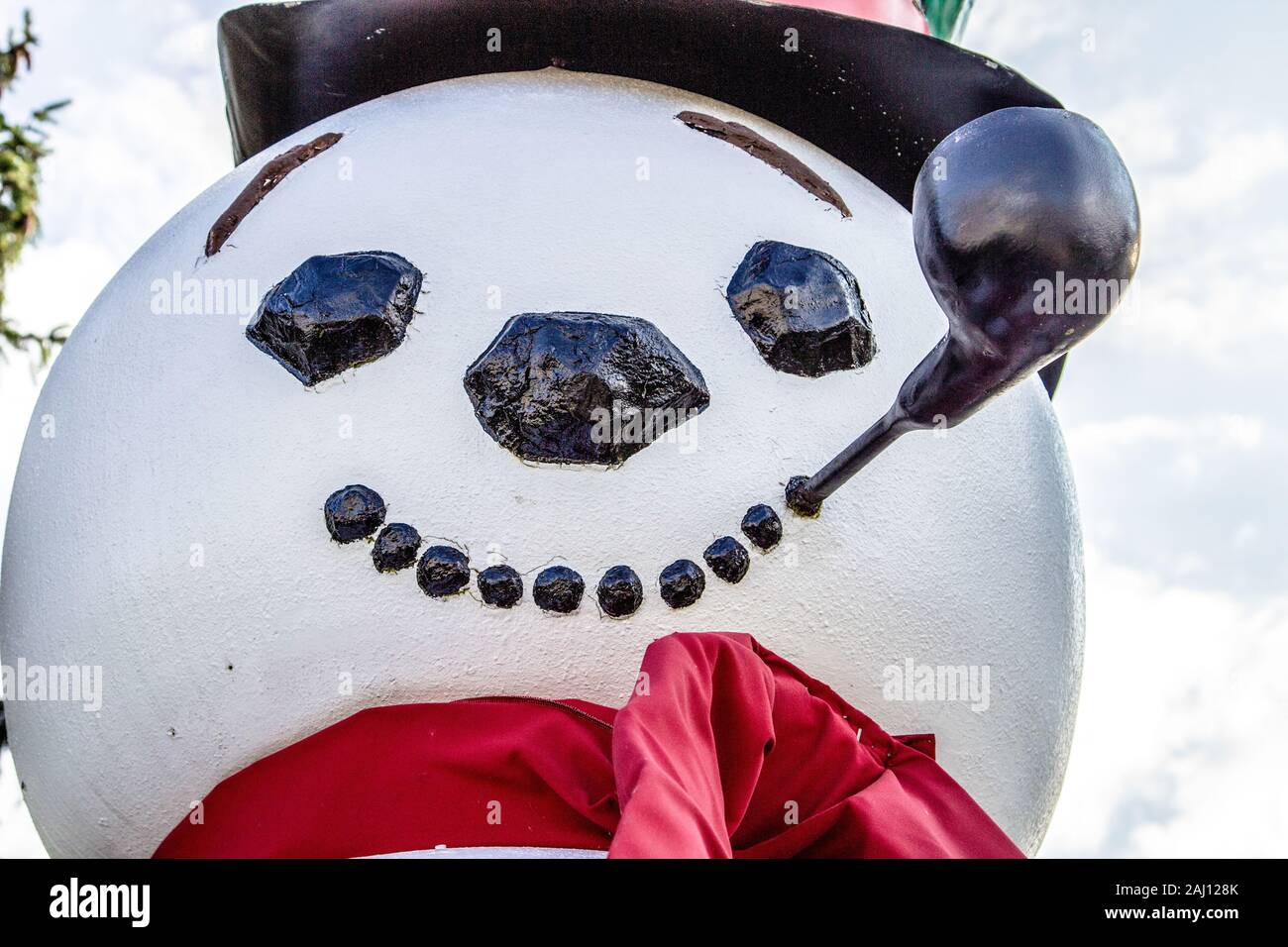 Pupazzo di neve sorridente. Close up pupazzo di neve sorridente con sciarpa rossa e il tubo. Foto Stock