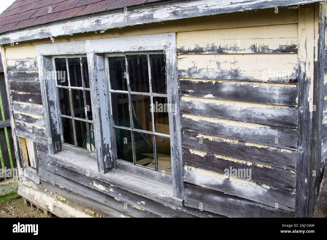 Giardino vecchio capannone. Esterno la parete spiovente di un vecchio garage capannone. Foto Stock