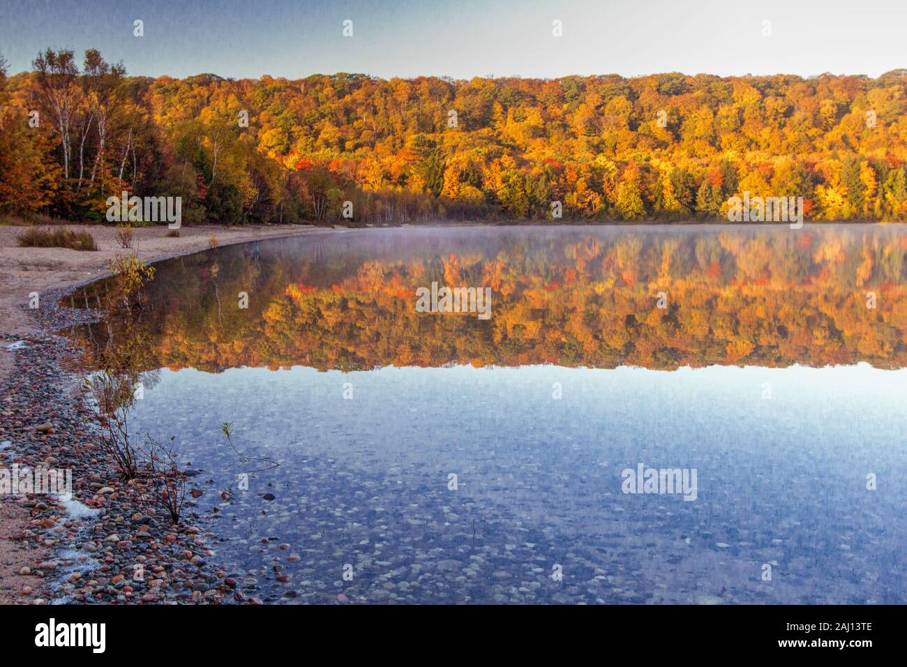 In autunno il lago di riflessioni. Caduta vibranti colori riflessi nel Michigan settentrionale Monoclasse lago presso la Hiawatha National Forest nella Penisola Superiore. Foto Stock