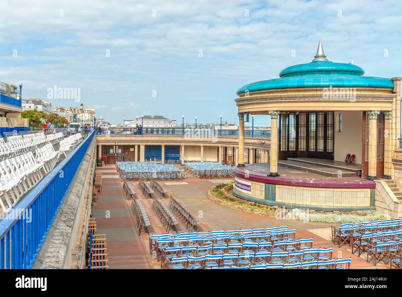 Bandstand presso la rinomata località balneare di Eastbourne in East Sussex, l'Inghilterra del sud. Foto Stock