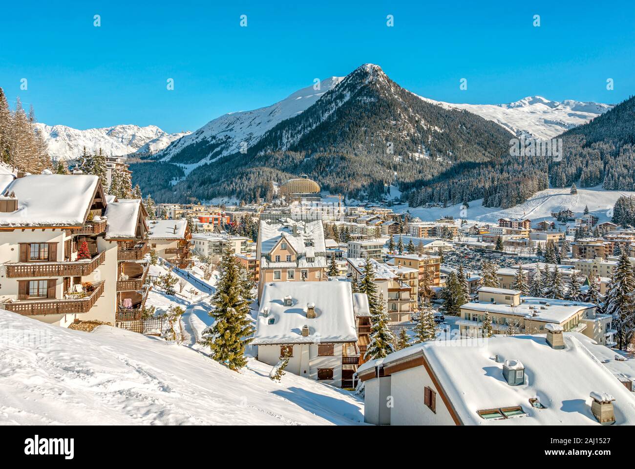 Vista sulla città di Davos Dorf in inverno, Grigioni, Svizzera Foto Stock