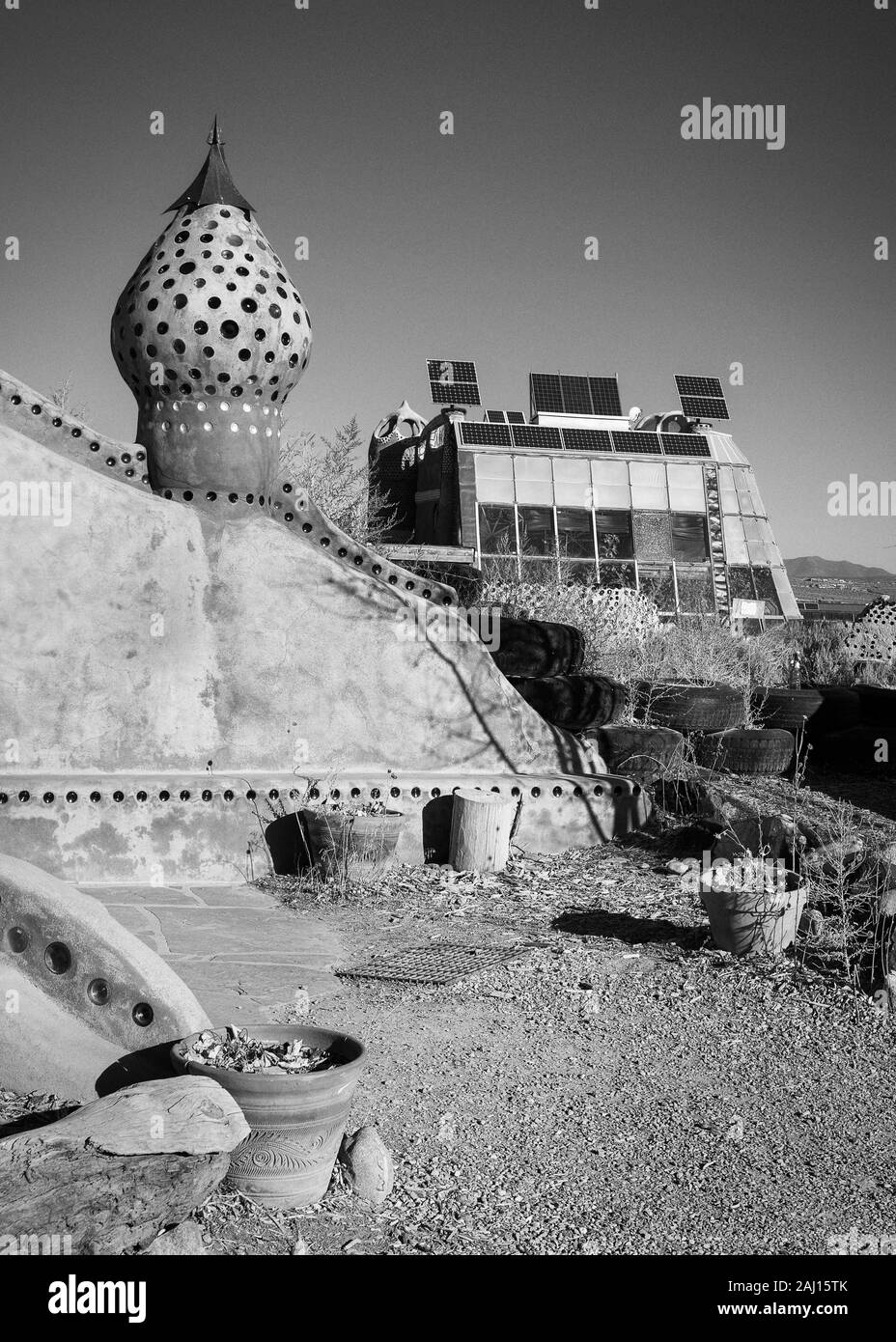 Earthship Biotecture home in 2 modo Earthship in Tres Piedras, Nuovo Messico il 14 novembre 2019 Foto Stock