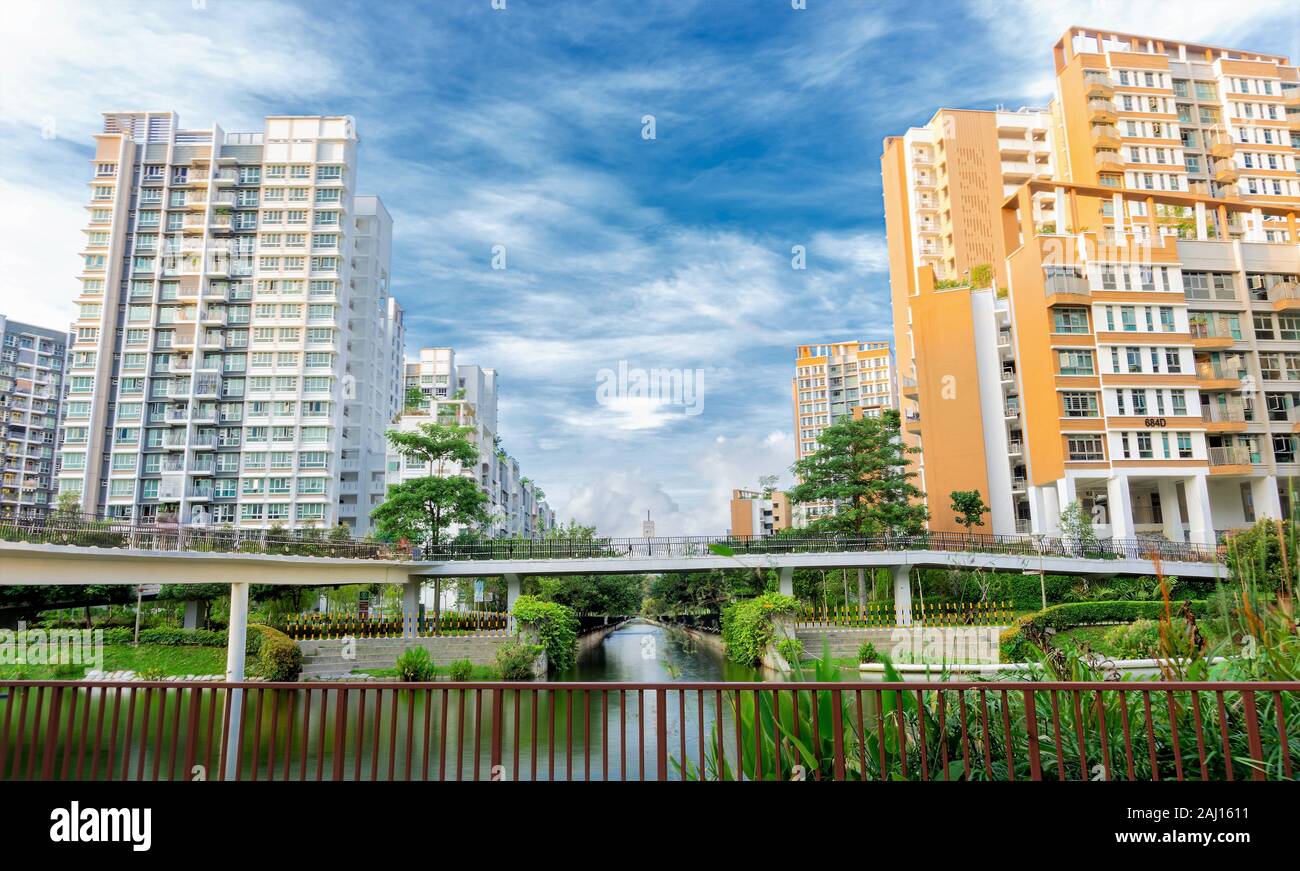 Situato in Punggol Ecotown, questo alloggiamento pubblico estate in Singapore vantano lungomare sostenibile vivere che mira a creare un senso di alloggiamento in un parco. Foto Stock