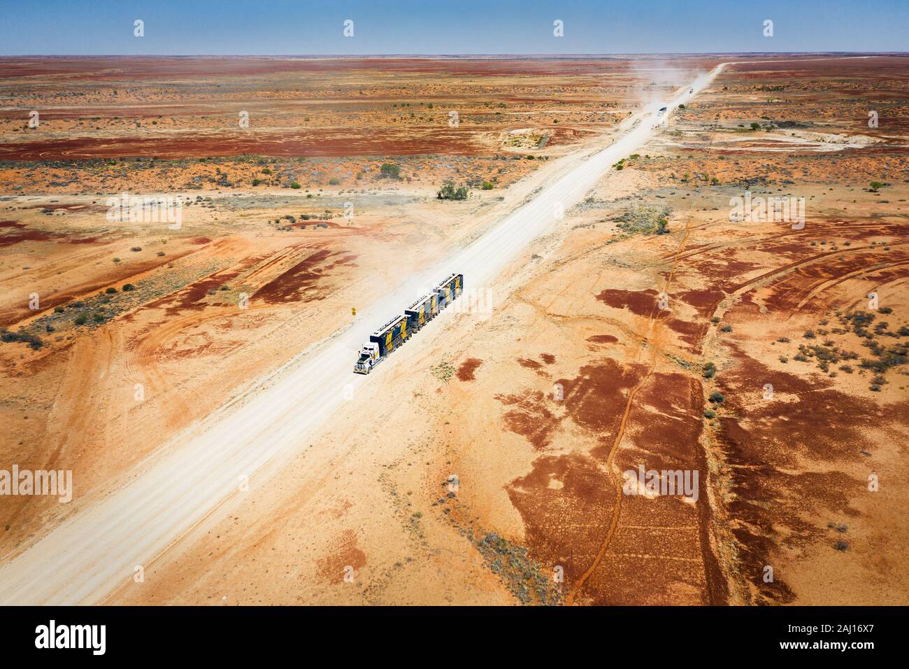 Autotreni con bovini sul loro modo attraverso l'Outback australiano. Foto Stock