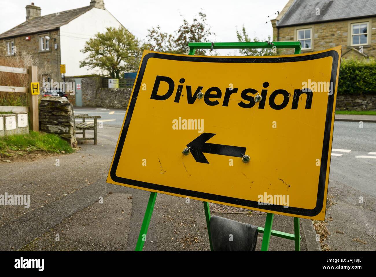 Un giallo segno di diversione in villaggio Spennithorne nello Yorkshire Regno Unito Foto Stock