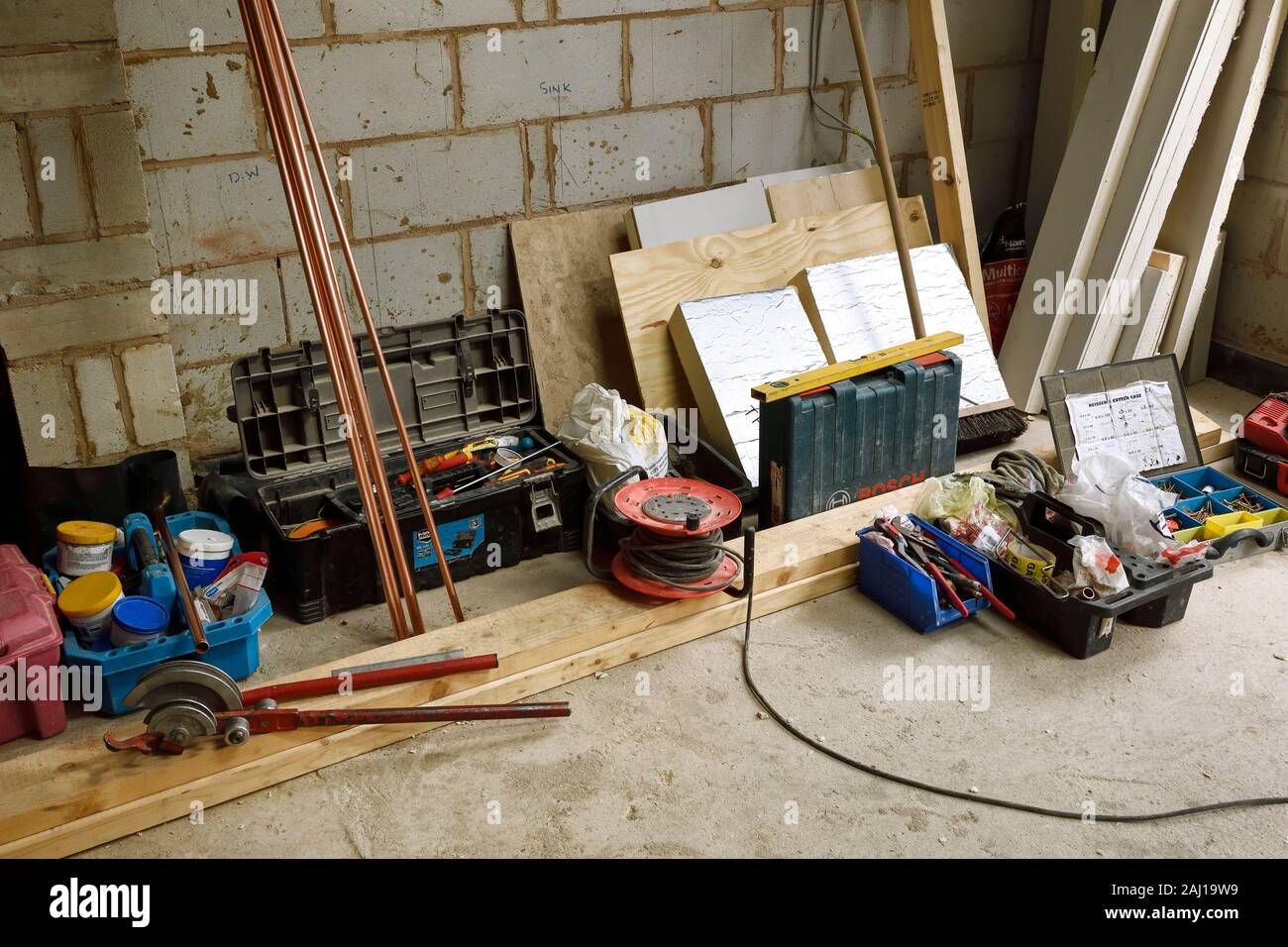 Un assortimento di strumenti ed attrezzature utilizzati da un idraulico su un Regno Unito sito di costruzione Foto Stock