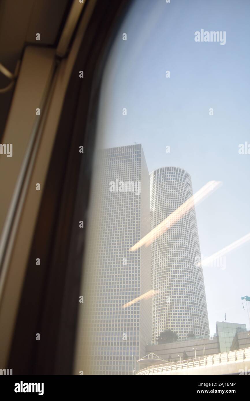 Vista delle Azrieli Towers di Tel Aviv, Israele attraverso il finestrino del treno Foto Stock