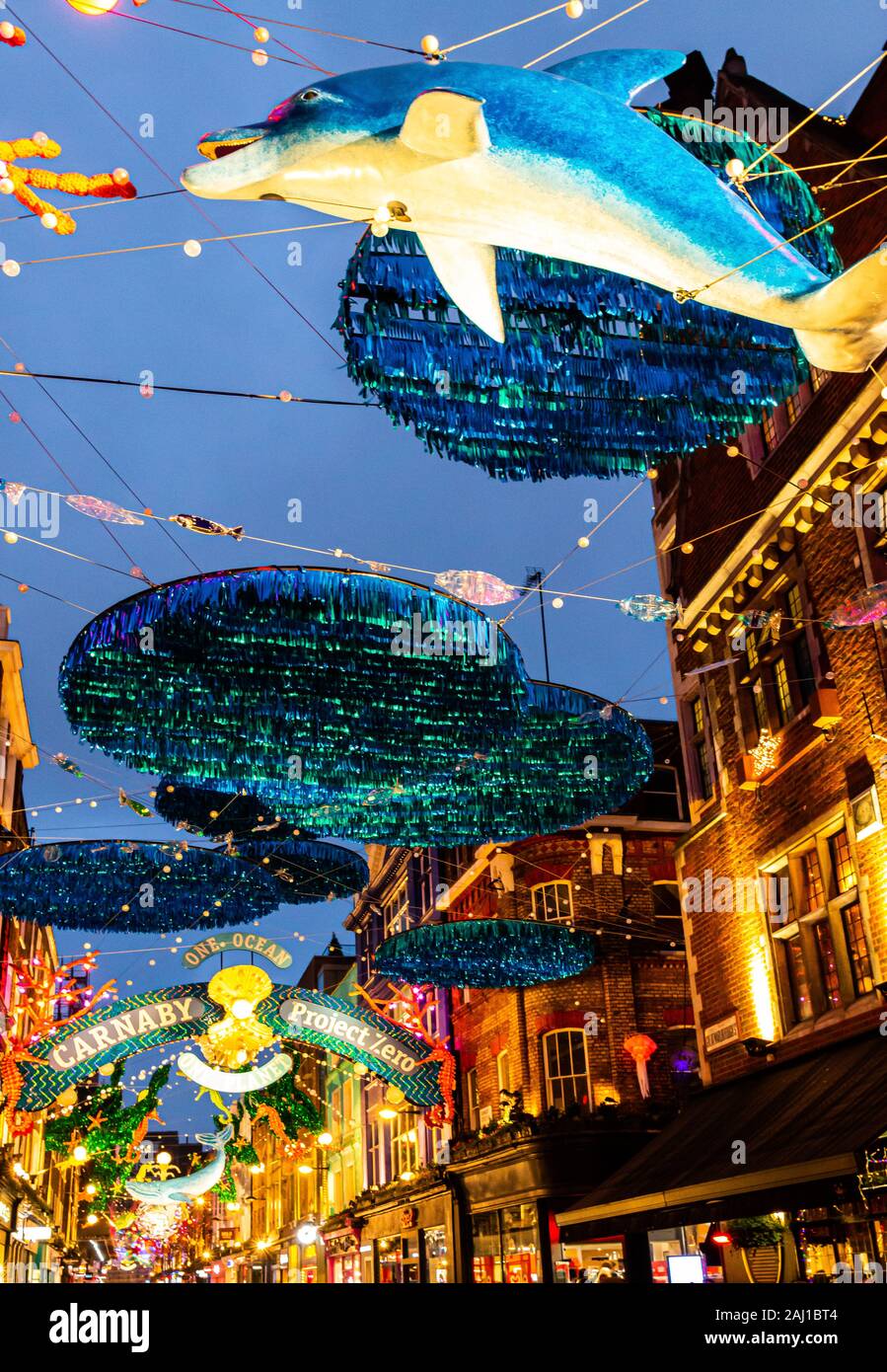 Conservazione dell'oceano progetto di beneficenza 0 Carnaby Street le luci di Natale di notte le luci viste Londra Capodanno 2020 Foto Stock