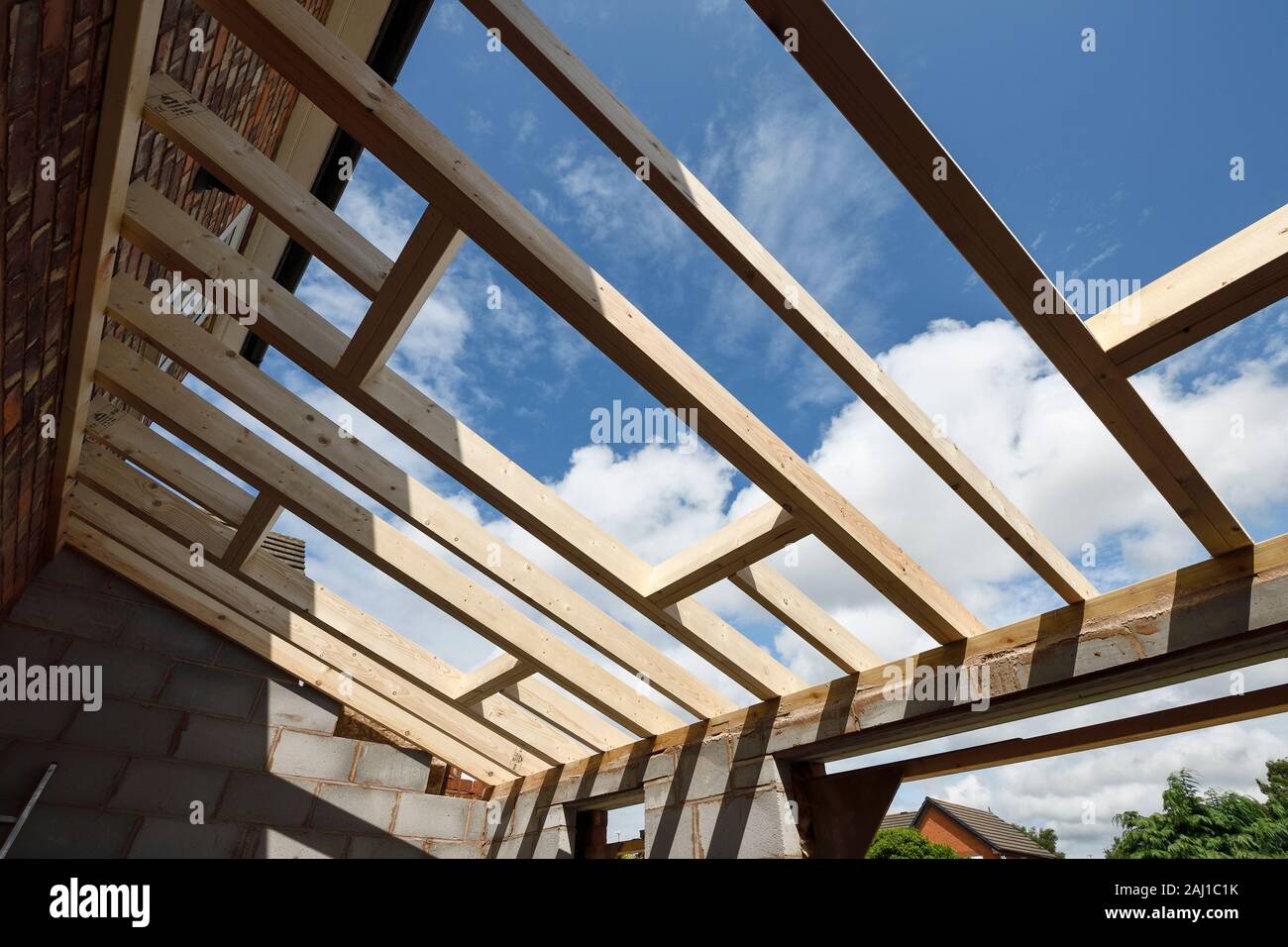 Il legno della struttura del tetto posteriore per il progetto di ampliamento in una casa nel Cheshire Regno Unito Foto Stock