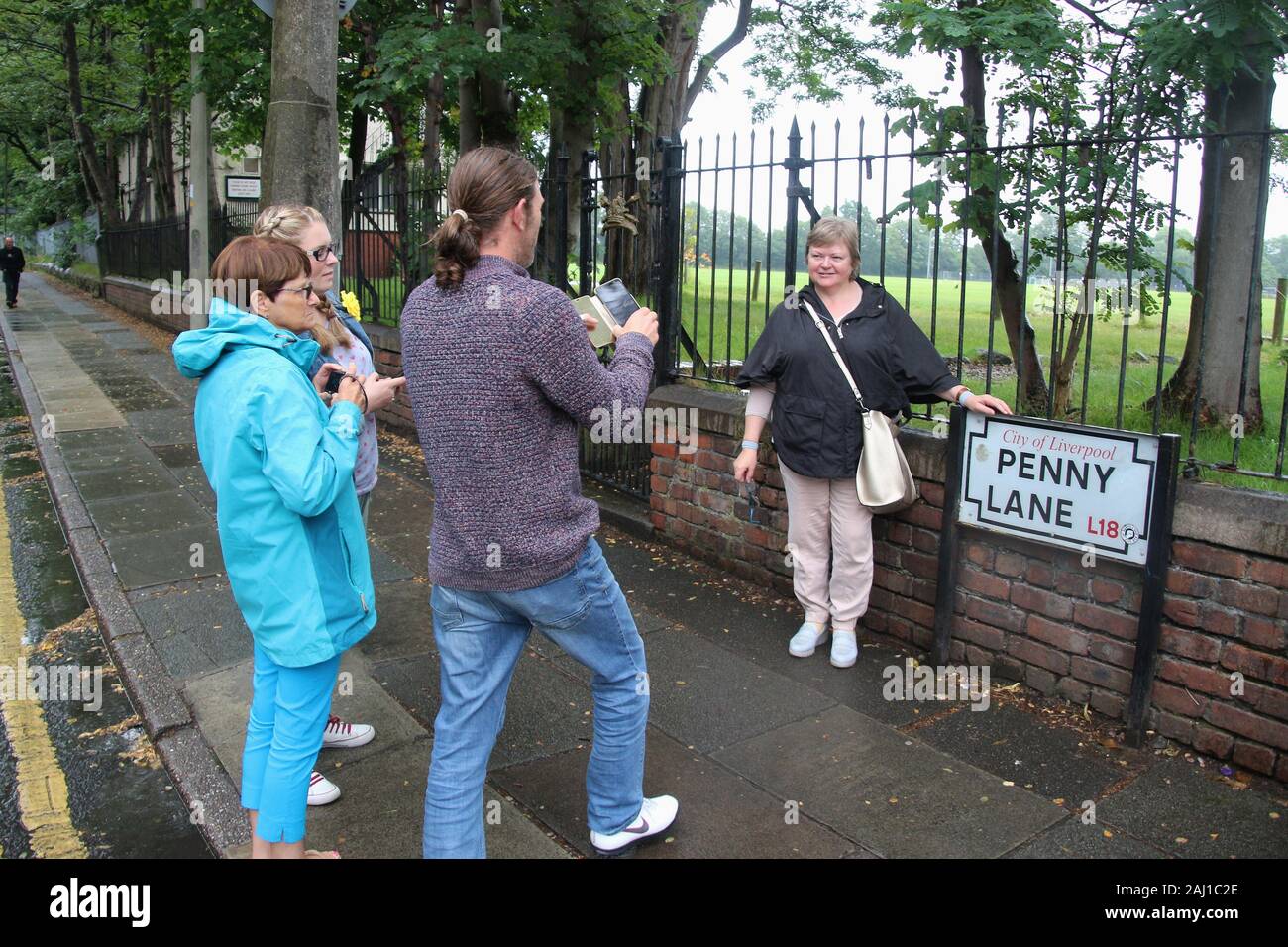 I turisti fotografare vicenda di fronte alla strada segno di Penny Lane. In Mossley Hill, Liverpool, erano tutti e quattro i membri dei Beatles è cresciuto. Europa Foto Stock