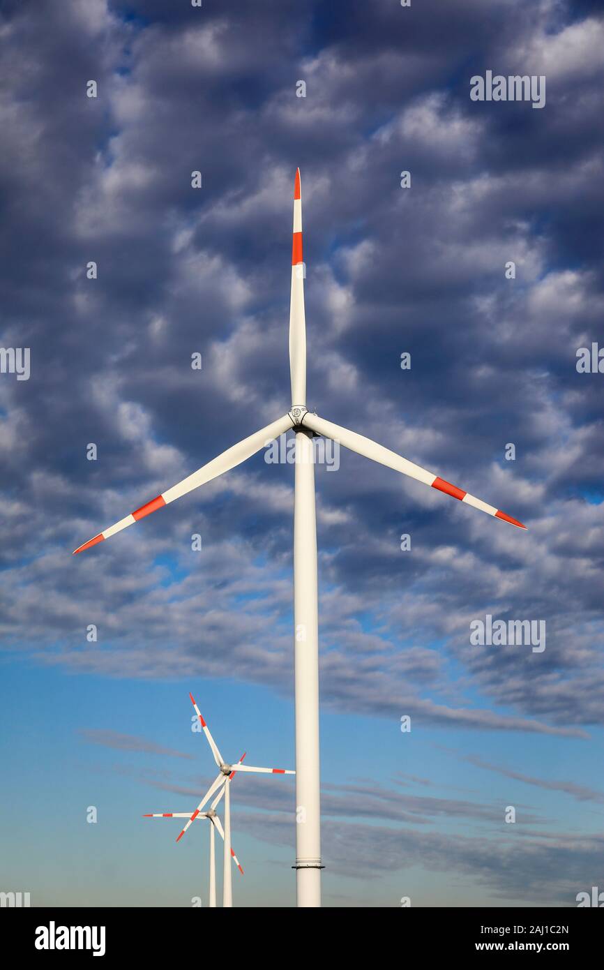 Juechen, Renania settentrionale-Vestfalia, Germania - turbine eoliche contro un cielo di nuvole. Juechen, Nordrhein-Westfalen, Deutschland - vor Windraeder Himmel Foto Stock
