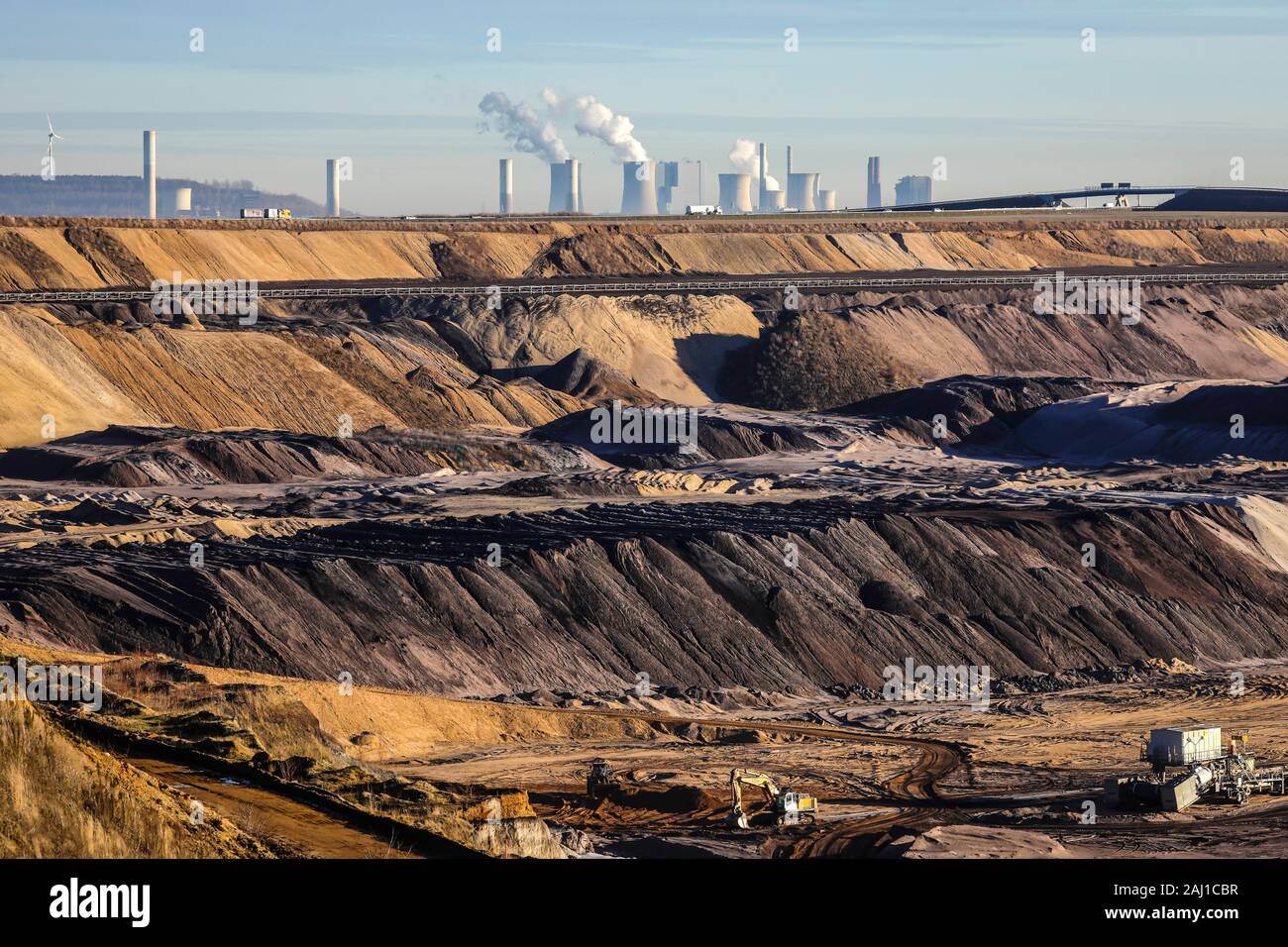 Juechen, Renania settentrionale-Vestfalia, Germania - RWE a cielo aperto miniera di lignite Garzweiler, Rhenish lignite area mineraria. Nella parte posteriore la RWE centrali Frimmer Foto Stock