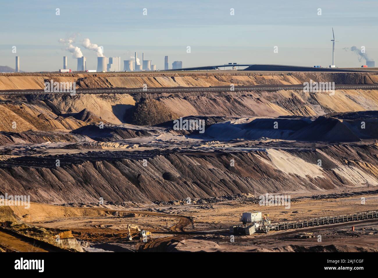 Juechen, Renania settentrionale-Vestfalia, Germania - RWE a cielo aperto miniera di lignite Garzweiler, Rhenish lignite area mineraria. Nella parte posteriore la RWE centrali Frimmer Foto Stock