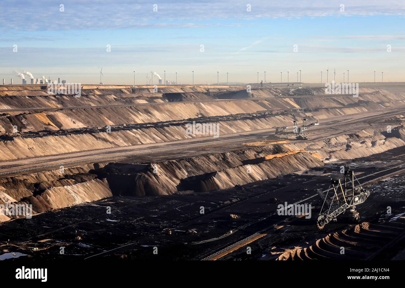 Juechen, Renania settentrionale-Vestfalia, Germania - Benna Escavatore a ruote in RWE a cielo aperto miniera di lignite Garzweiler, Rhenish lignite area mineraria. Turbi del vento Foto Stock