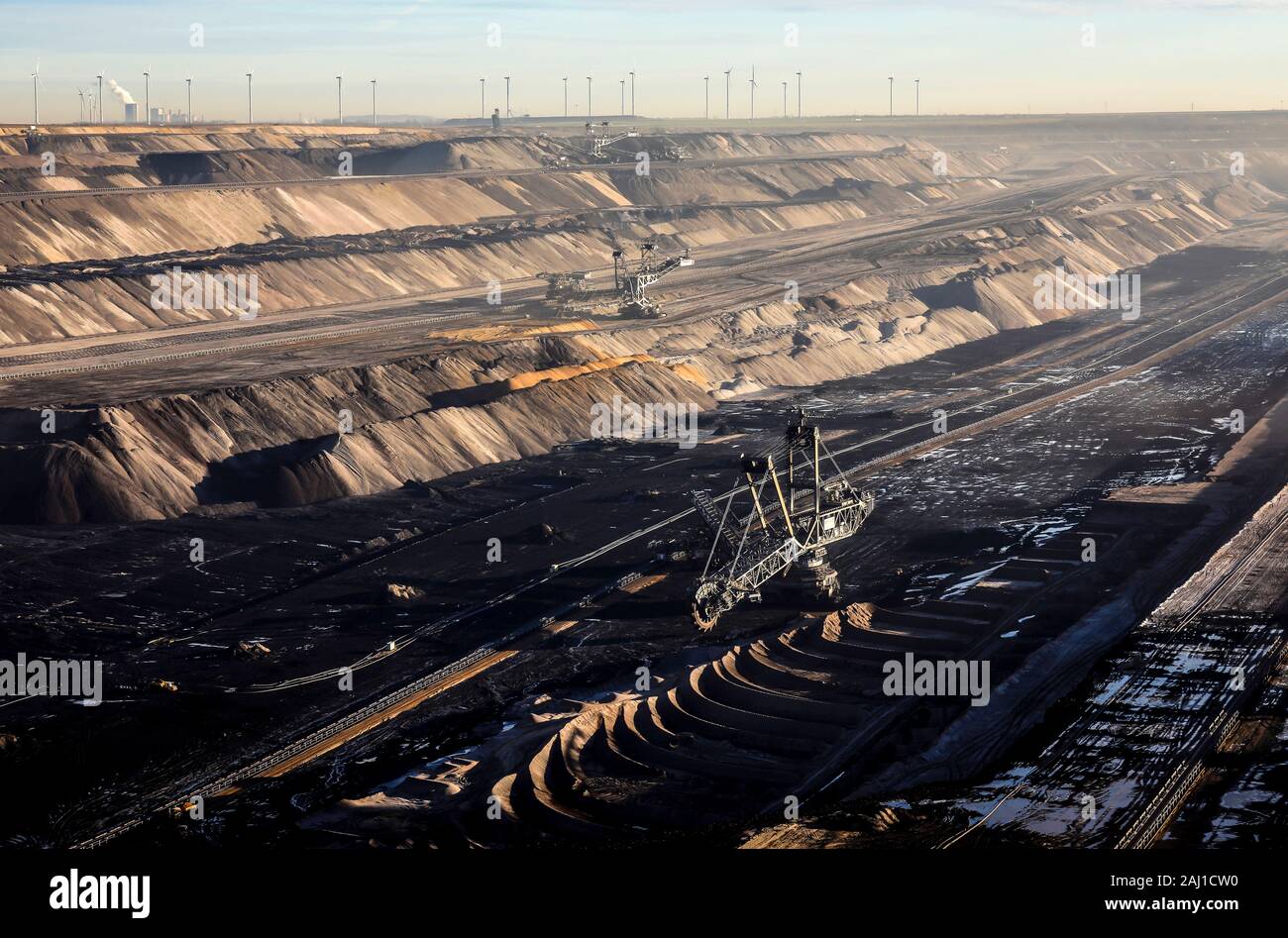 Juechen, Renania settentrionale-Vestfalia, Germania - Benna Escavatore a ruote in RWE a cielo aperto miniera di lignite Garzweiler, Rhenish lignite area mineraria. Turbi del vento Foto Stock