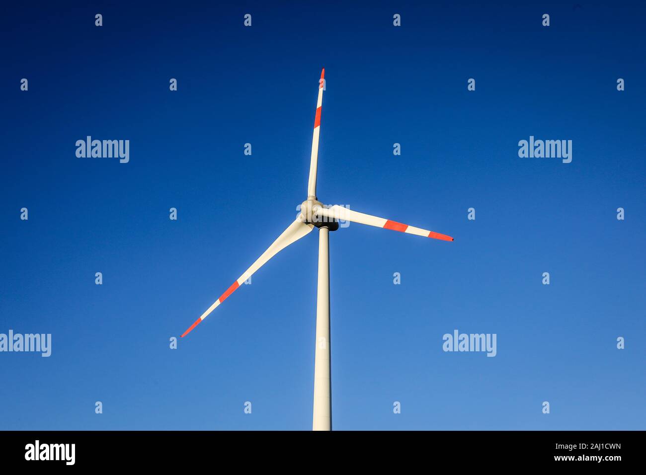 Juechen, Renania settentrionale-Vestfalia, Germania - turbine eoliche contro un cielo blu. Juechen, Nordrhein-Westfalen, Deutschland - vor Windraeder blauem Himmel. Foto Stock