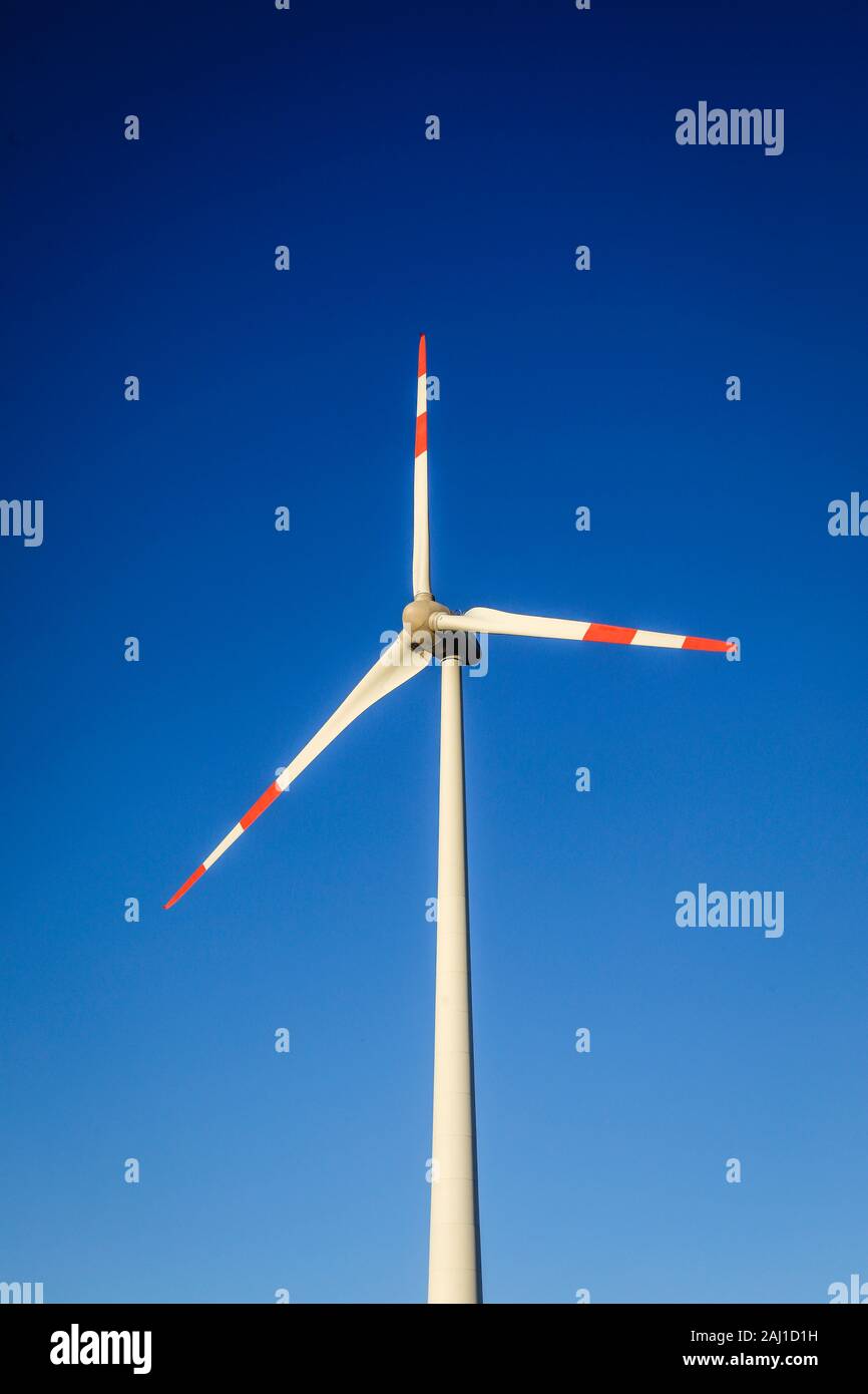 Juechen, Renania settentrionale-Vestfalia, Germania - turbine eoliche contro un cielo blu. Juechen, Nordrhein-Westfalen, Deutschland - vor Windraeder blauem Himmel. Foto Stock