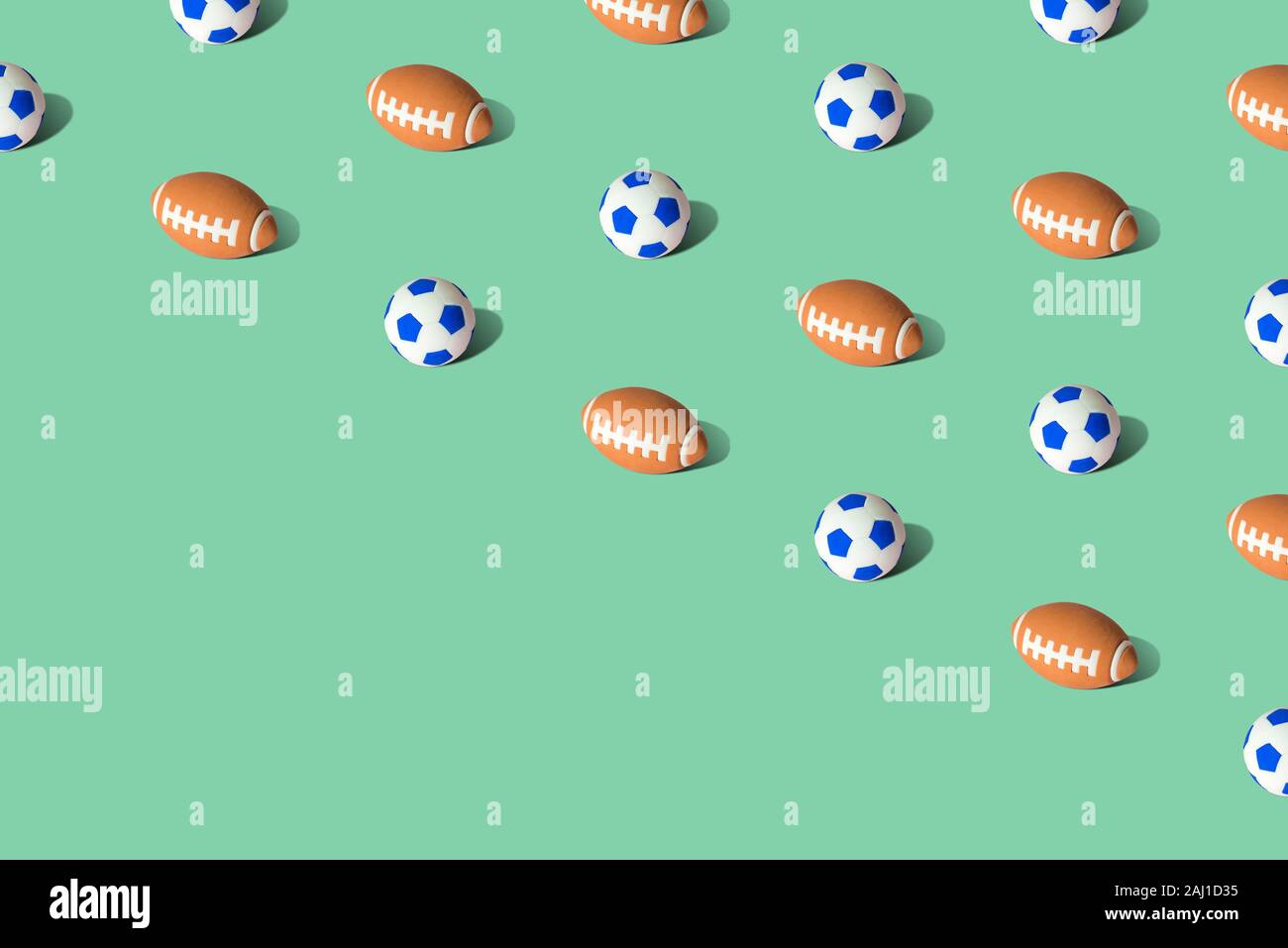 Palloni da calcio e palloni pattern su sfondo verde il minimo creative sport concept. Spazio per la copia. Foto Stock