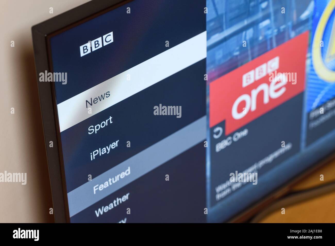 La BBC pulsante rosso news service su un televisore Foto Stock