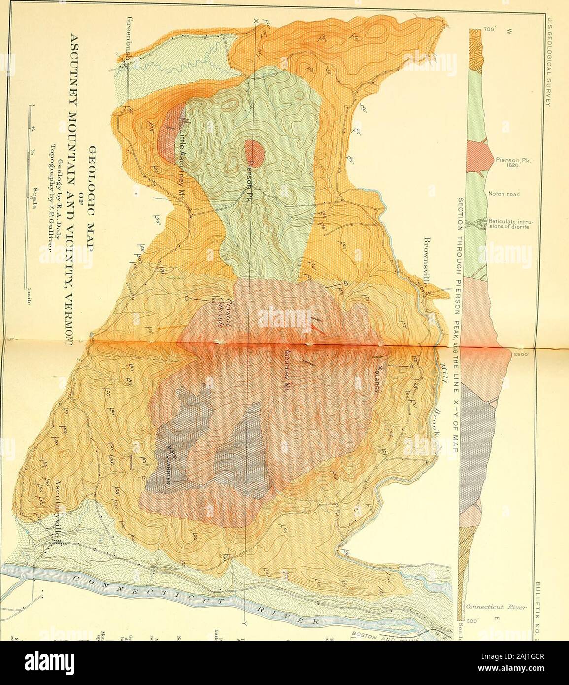 La geologia di Ascutney Mountain, Vermont . Monchique,Portogallo. APIjITIC dighe CUTTIIS^G THJE SYEIflTES. Tre tipi di acido dighe sono state trovate il taglio dei vari sye-nites dell'area. Due di questi sono intimamente legati alla stockphases; la terza variante ha caratteristiche. Si può notare che i thereis un singolare mancanza di pegmatite vene sia nell'syenites e altro-dove circa Ascutney, PAISANITE DIKE IL TAGLIO DEL MAGAZZINO PRINCIPALE. Sulla strada di registrazione in esecuzione da una segheria sulla northwestslope di Ascutney Mountain corretto, verso il vertice principale, un dikewas scoperto nel verde scuro e granula Foto Stock