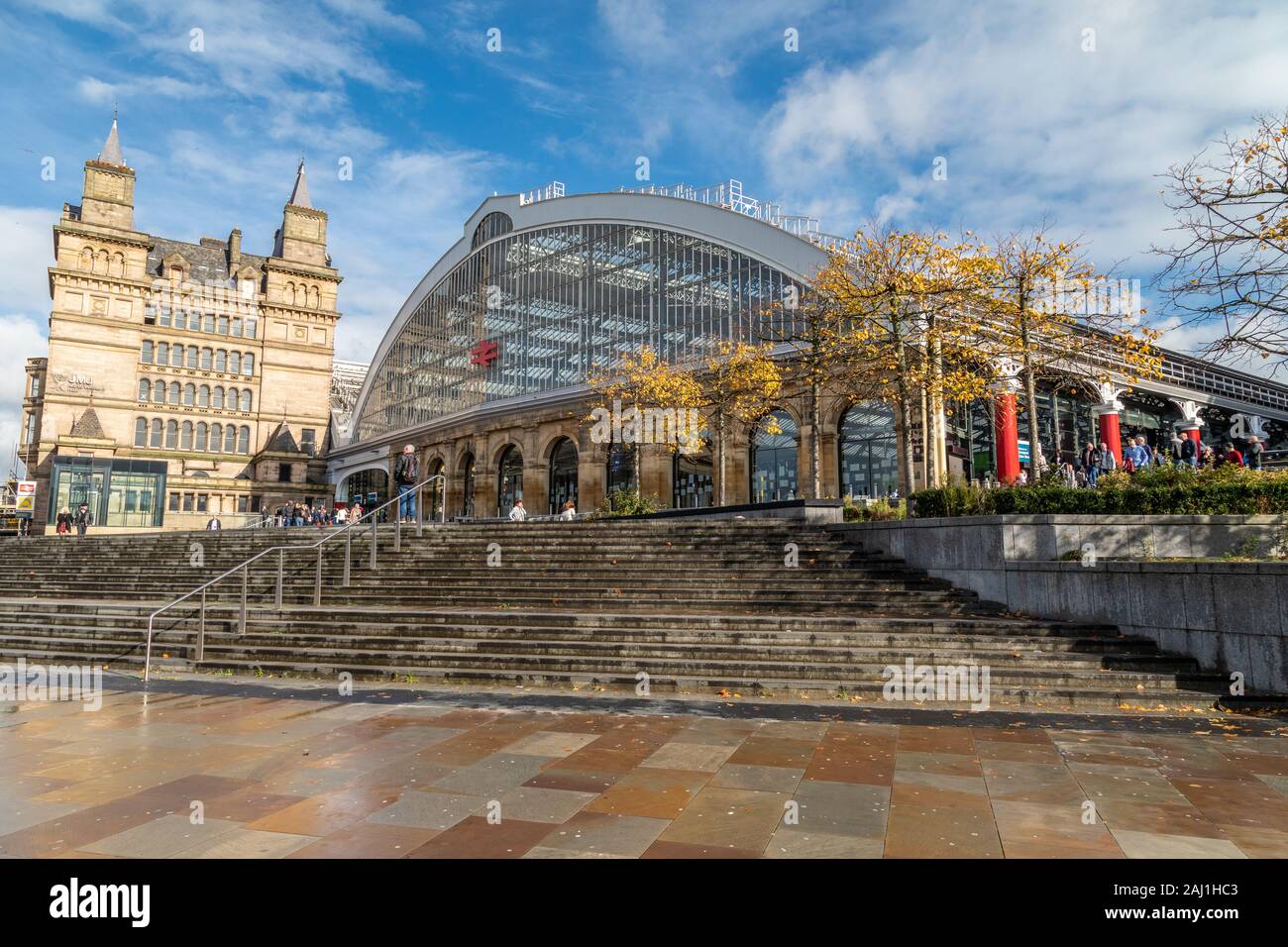 Vista frontale della stazione ferroviaria di Liverpool Lime Street nel centro di Liverpool Foto Stock