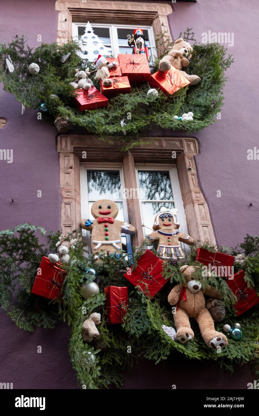 Vecchia casa con windows coperto di decorazioni di Natale, Riquewihr, Alsazia, Francia, Europa Foto Stock