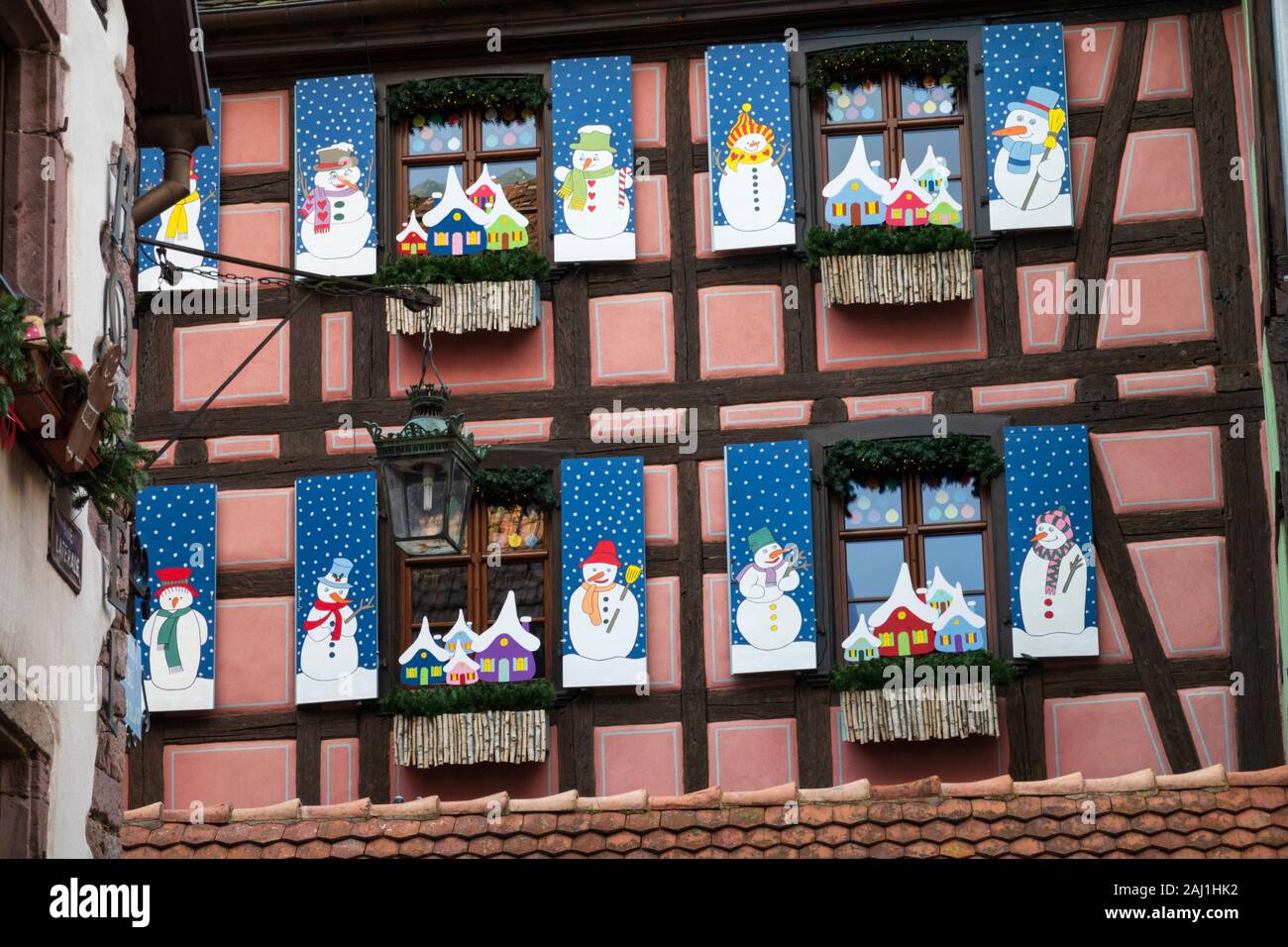 Casa in legno e muratura con windows coperto di decorazioni di Natale Foto Stock