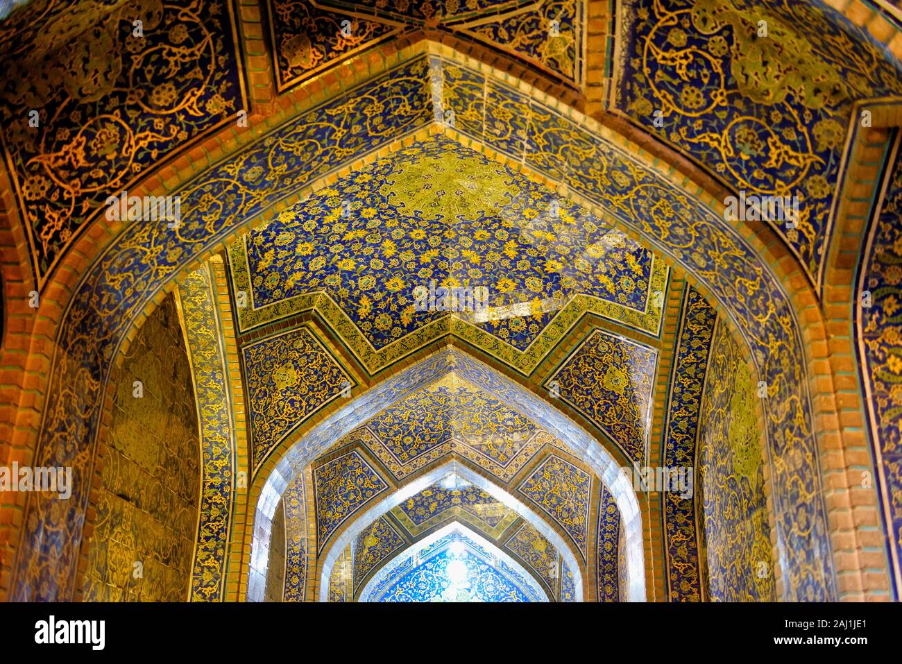 Interni, piastrelle policrome, Sheikh Lotfallah moschea, Maydam-e piazza Iman, Elazig, Turchia Foto Stock