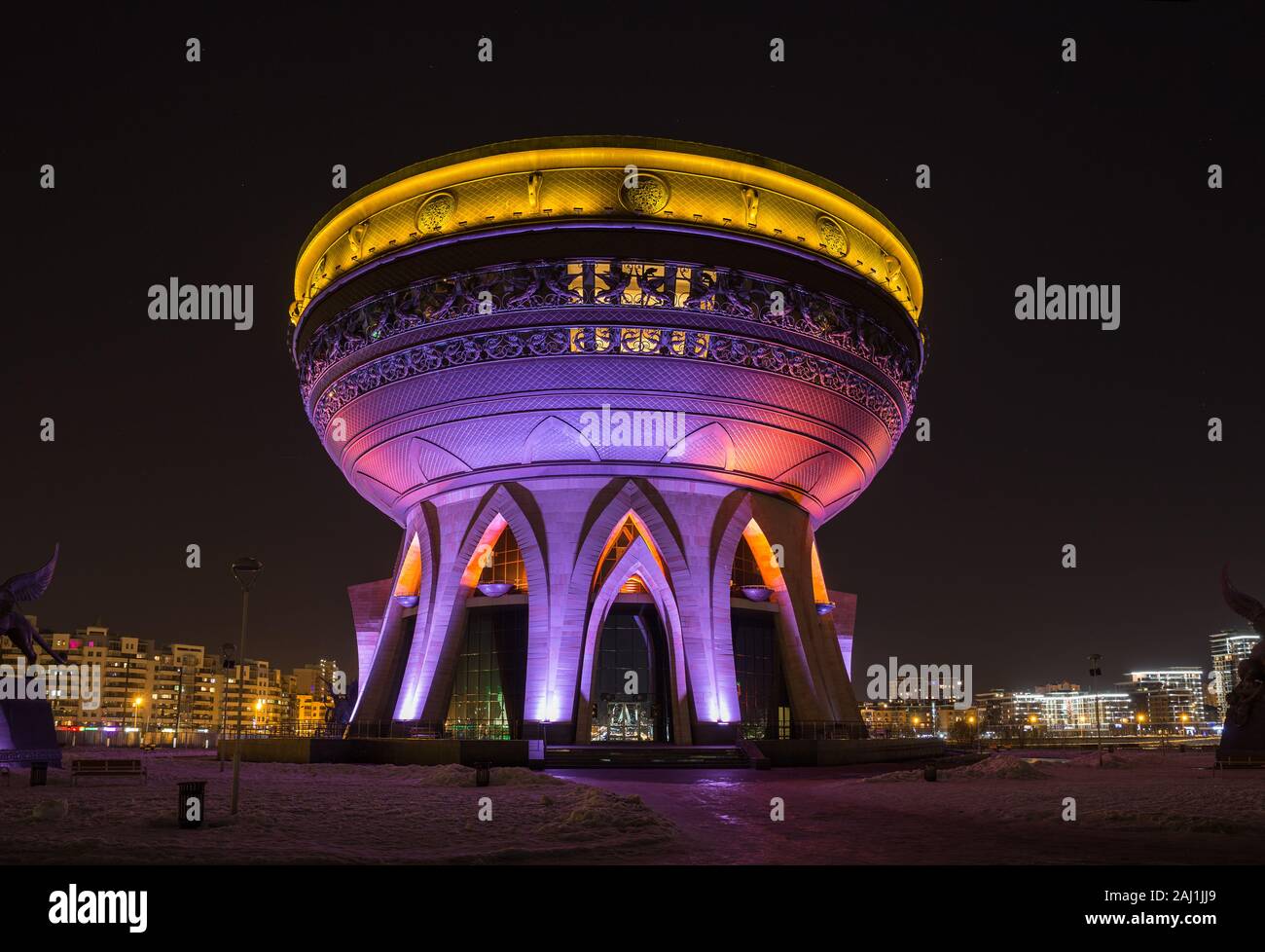 Centro di Famiglia e matrimonio Palace 'Kazan'. Punto di riferimento moderno della città sulla sera d'inverno con colorati illuminazione notturna. Kazan, il Tatarstan, Russia Foto Stock