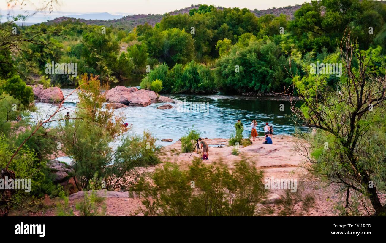 I turisti che visitano e fotografare il paesaggio di sale inferiore fiume vicino a Phoenix, Arizona. Foto Stock