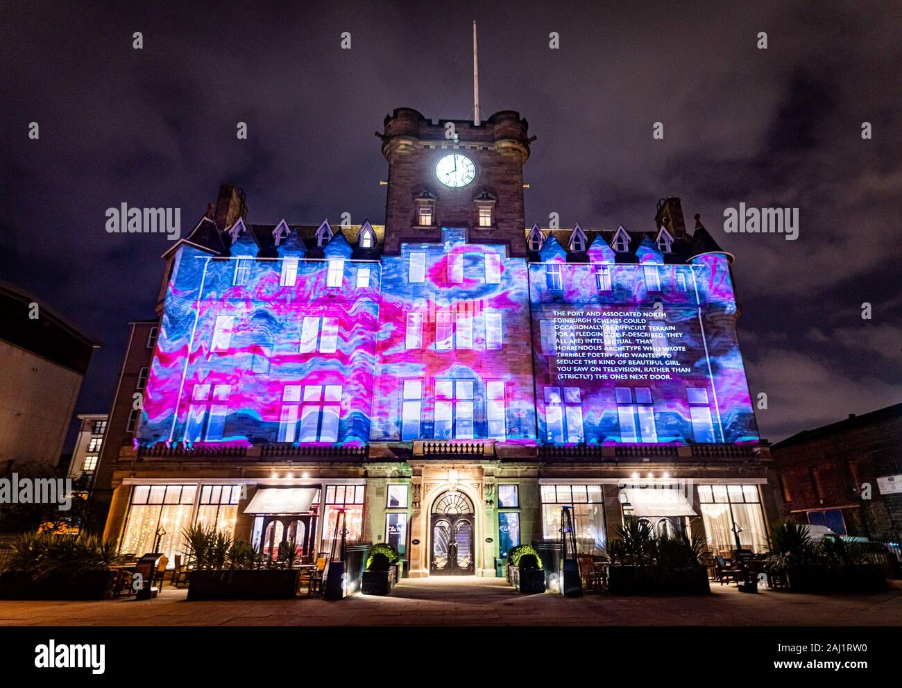 Edinburgh, Regno Unito. Mercoledi 1 gennaio 2020. La serata di apertura del "Messaggio dal cielo: coste", una raccolta di lettere in Scozia riflettendo sul nostro rapporto con i nostri mari, delle acque e delle coste e il nostro patrimonio marittimo. Questa proiezione è "il mare", che si svolge la Malmaison hotel in Leith e caratteristiche lo scrittore Irvine Welsh, musica da Steve Mac, artista Norman Harman e proiezioni da doppio prendere le proiezioni. In "Il Mare", Irvine Welsh racconta particolare le lezioni e le ispirazioni che egli ha ricevuto, come un ragazzo, da un molto ben viaggiato sailor ha incontrato crescendo in Leith. Foto Stock