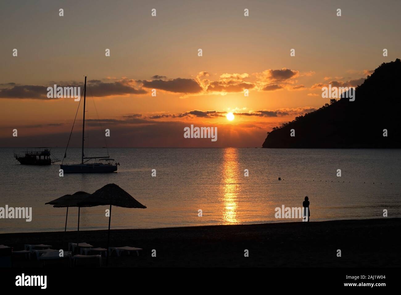 Splendida alba e la luce del sole era riflettendo sul mare sulla spiaggia di Adrasan, Provincia di Antalya in Turchia. Foto Stock