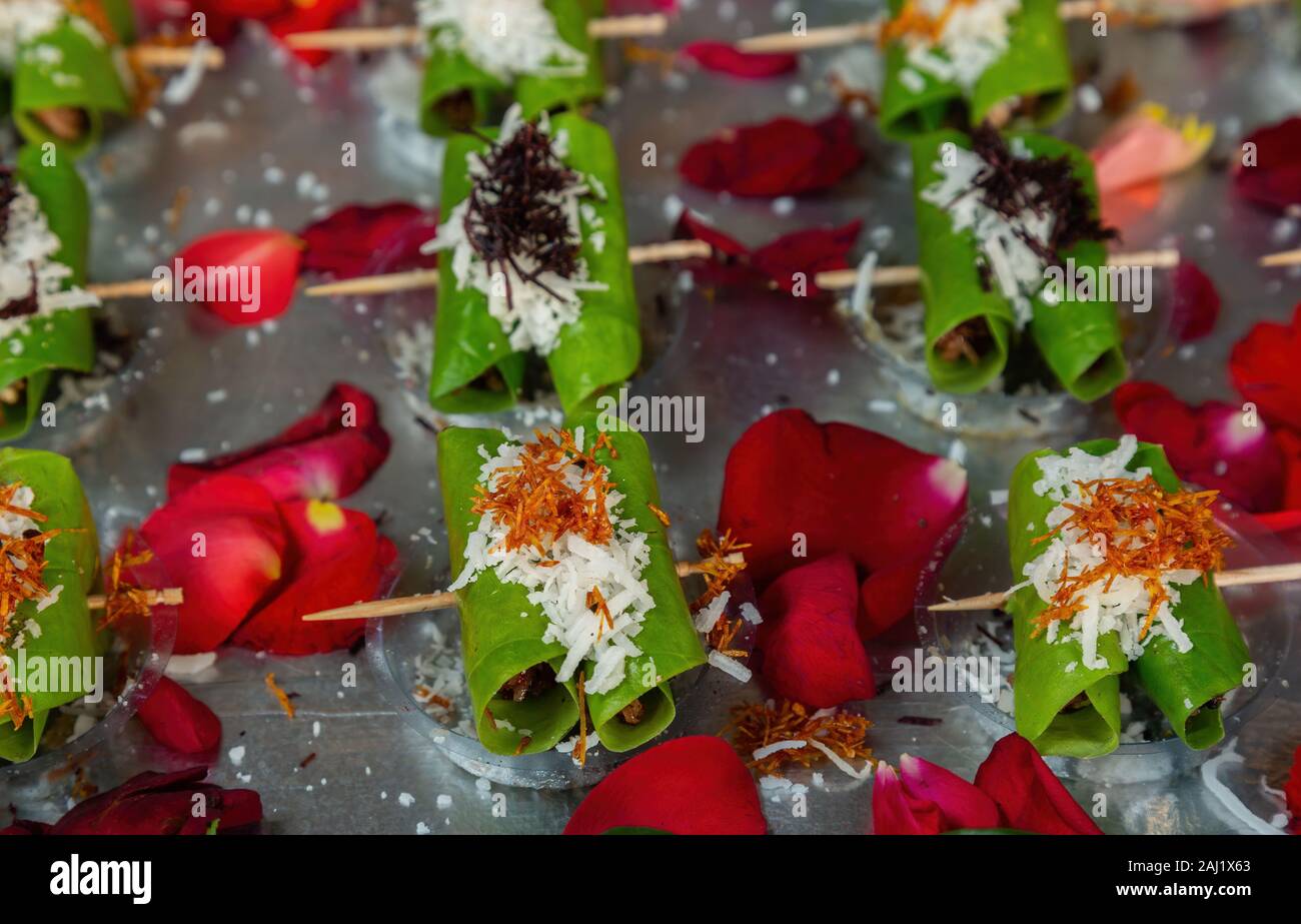 India colorato stile di vita. Preparate e decorate di Betel foglie. Betel foglie sono mescolati con il terreno i dadi e facoltativamente il tabacco. Chiamato anche Paan, popul Foto Stock